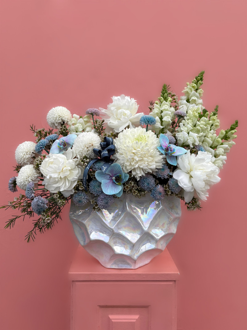 Beyaz ve Mavi Lüks Seramik Vazoda Premium Çiçek Aranjman