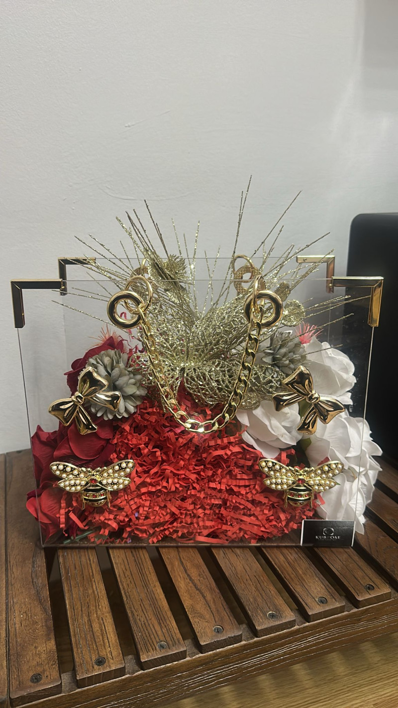 Lüks Gold Zincirli Pleksi Çiçek Çanta – Şeffaf Tasarımda Işıltılı Hediye