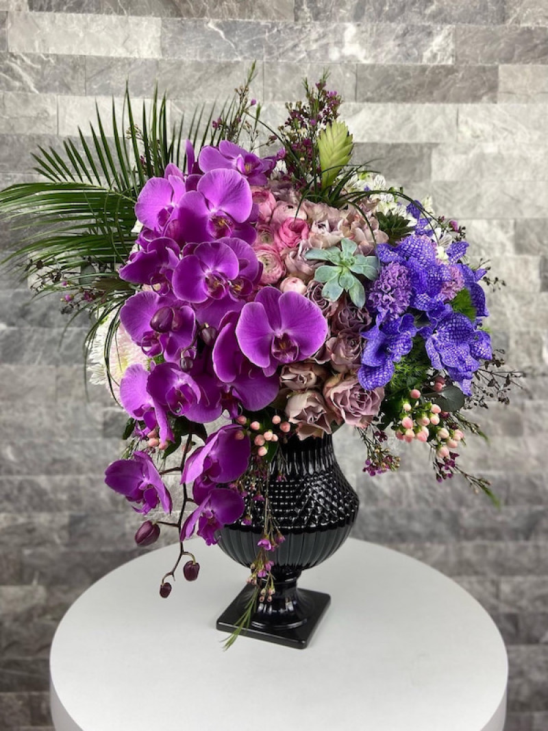 Mor Orkide Premium Çiçek Aranjmanı – Lüks ve Zarif Vazo Tasarımı